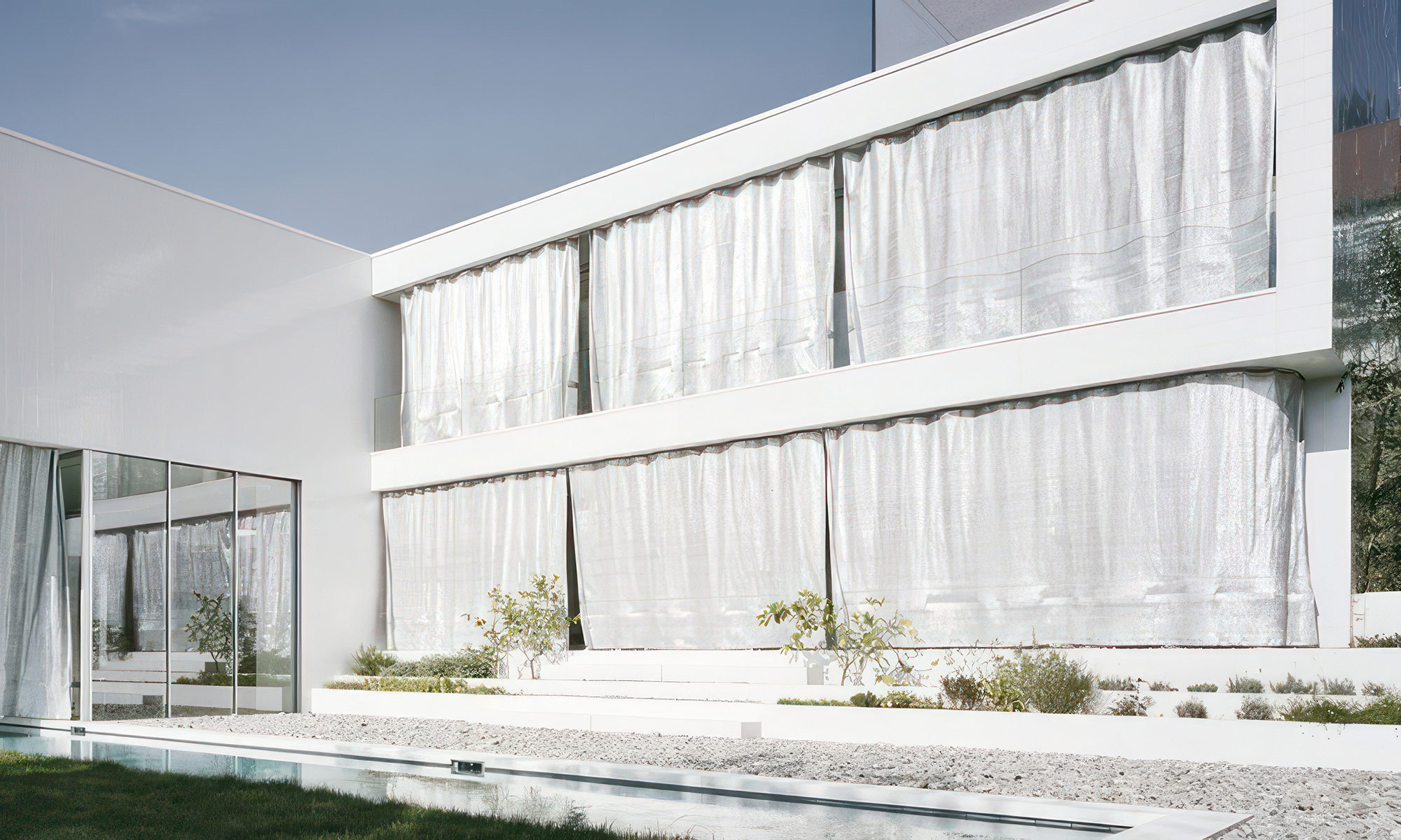 Geschlossener SOLIDAY Outdoorvorhang als blickdichter Sichtschutz und eleganter Sonnenschutz für die Terrasse