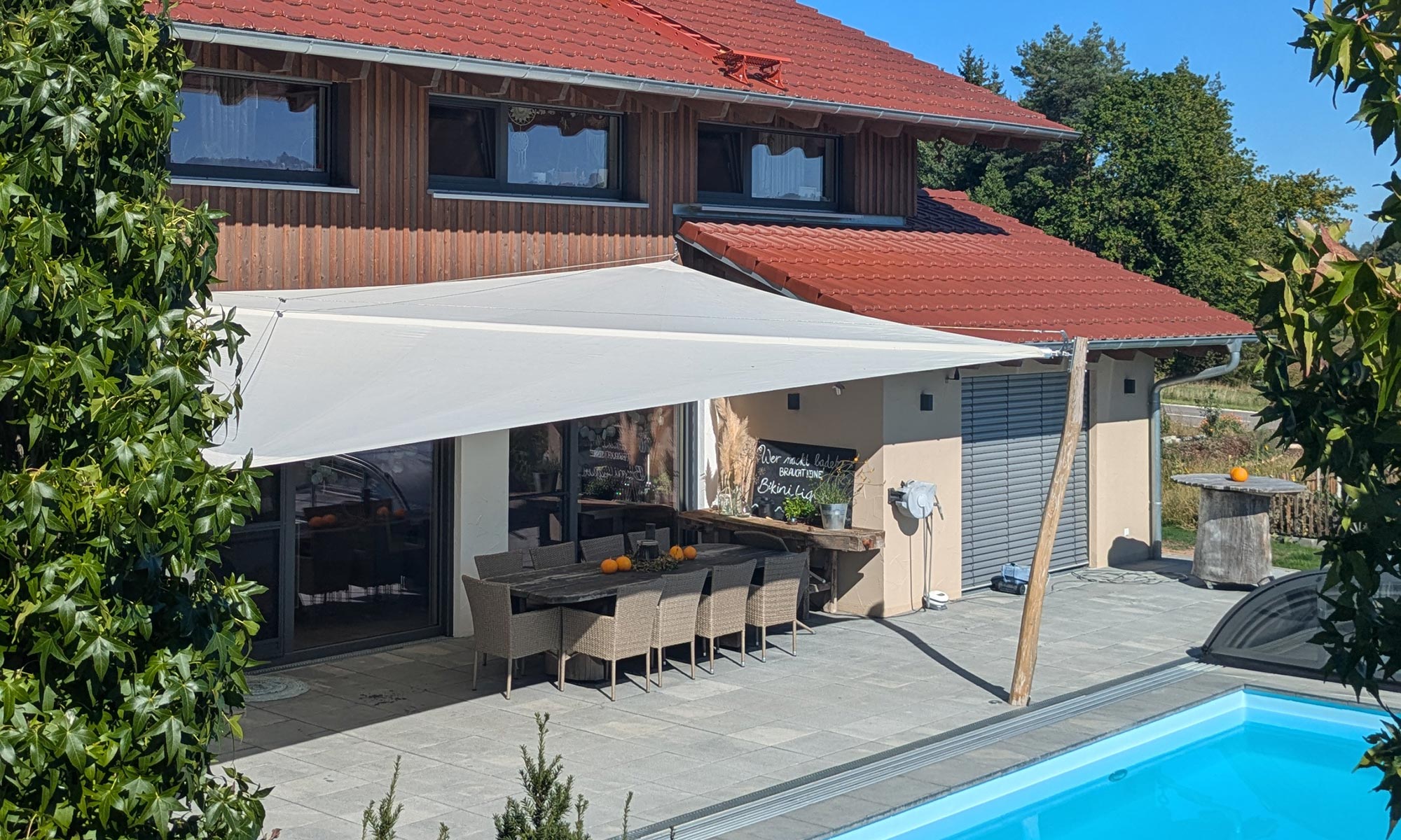Halbautomatisches SOLIDAY Sonnensegel zur komfortablen Beschattung von Terrasse und Garten