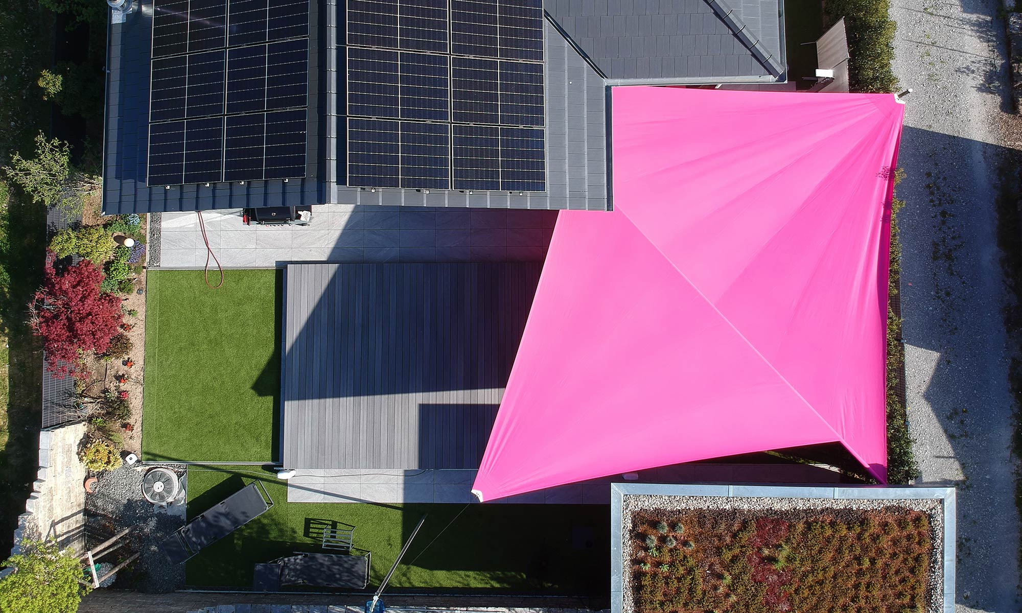 Vollautomatisches SOLIDAY Sonnensegel mit sensorgesteuerter Wind- und Sonnenwächter-Technik