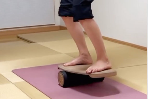 バランスボードで体幹と感覚を研ぎ澄ますトレーニング