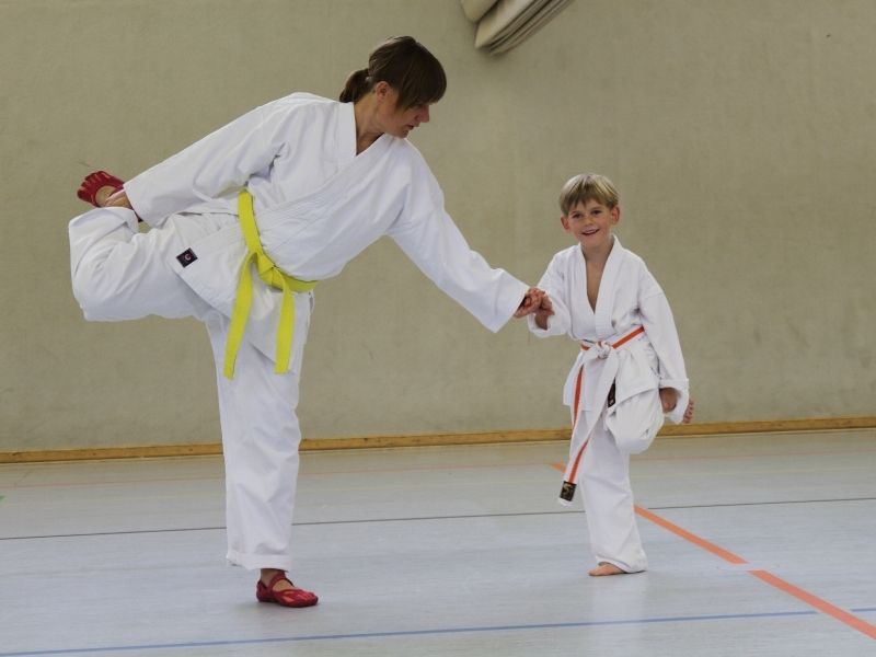Mama und Sohn beim Karatetraining