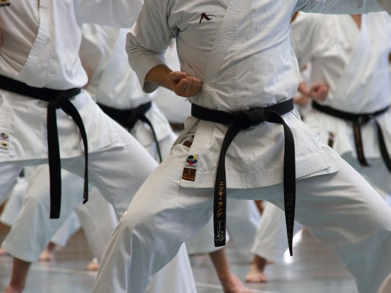 Karatekas beim Katatraining