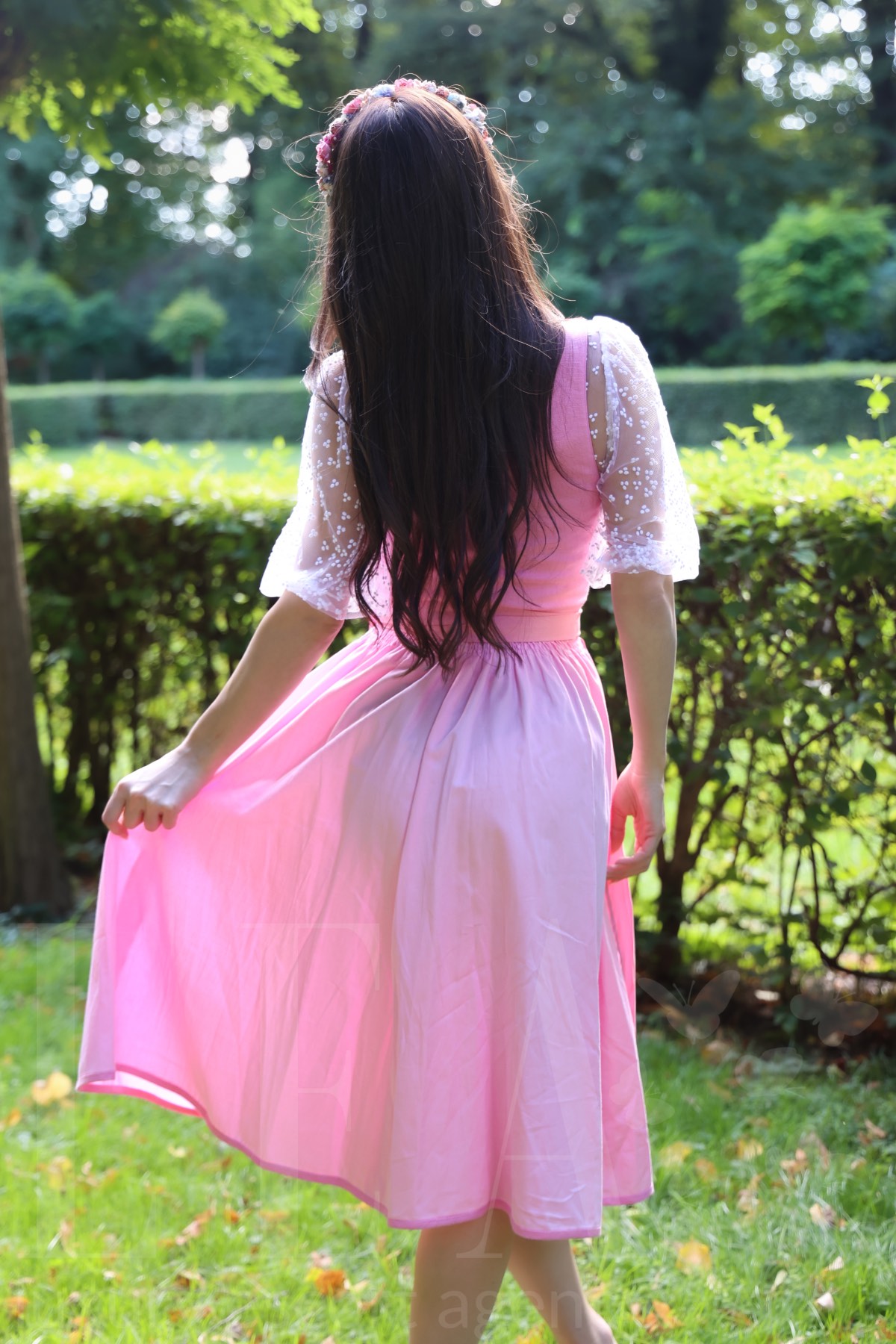 LEA Escort Munich – Lilly from behind in classy Oktoberfest outfit
