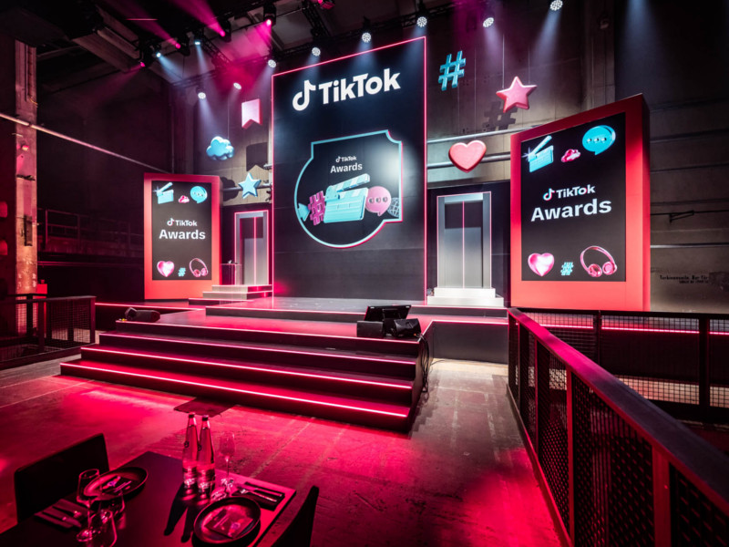 LMT Design Tischlerei und Küchen - TikTok Bühne Rot