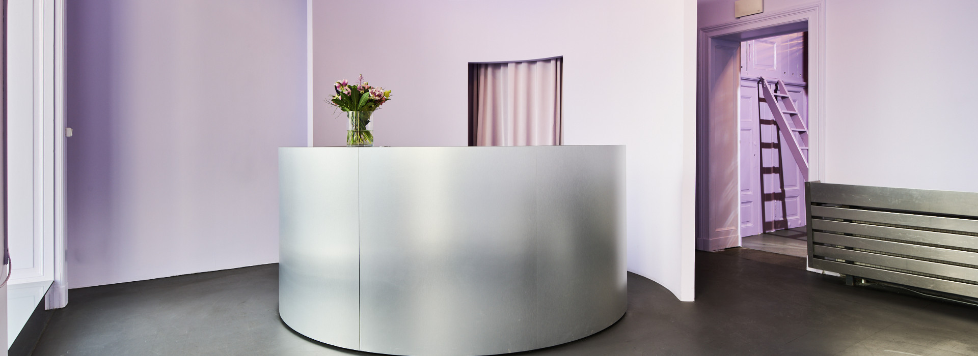 LMT Design - Tischlerei und Küchen Referenz Empfangsbereich Tresen >B2B