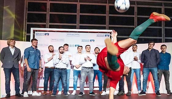 Fußball Freestyler Saki bei einer spektakulären Bühnenshow für internationale Kongresse und Tagungen