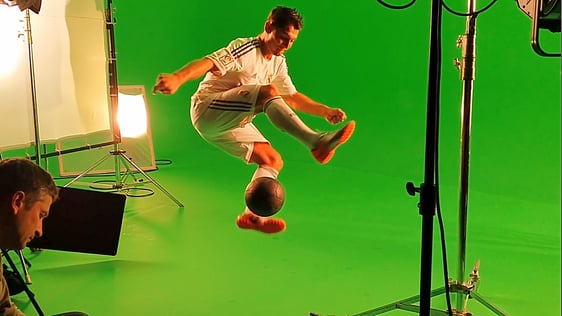 Fußball Freestyler Saki bei TV-Produktionen und Werbedrehs für Film und Fernsehen