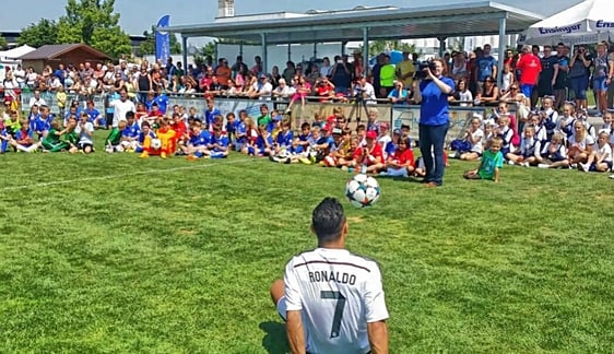Fußball Freestyler Saki trainiert Kinder und Jugendliche in Fußballschulen und Feriencamps