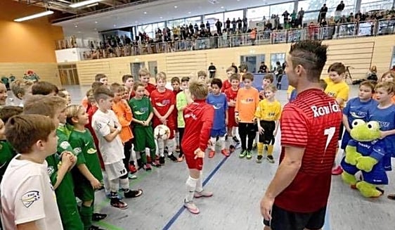 Fußball Freestyler Workshop: Saki vermittelt Profi-Tricks und Ballkontrolle für alle Altersgruppen