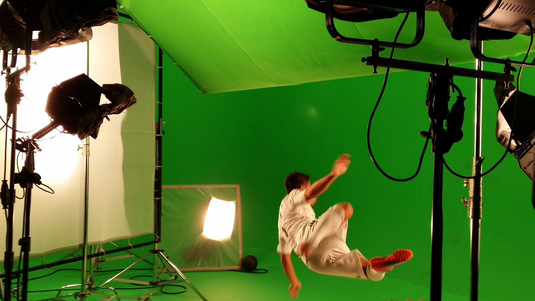 Saki, Fußball-Freestyler und Cristiano-Ronaldo-Double, am Filmset einer TV-Werbespot-Produktion