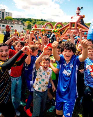 Fußball Kinderanimation mit Saki — Kinder begeistern bei Kindergeburtstag, Hochzeit, Firmenevent und Stadtfest in der DACH-Region. Professioneller Kinderanimateur, Fußball-Freestyler und Cristiano-Ronaldo-Double.