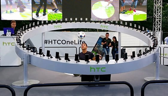 Kreative Produktpräsentation mit Fußball-Freestyle Elementen zur Verkaufsförderung