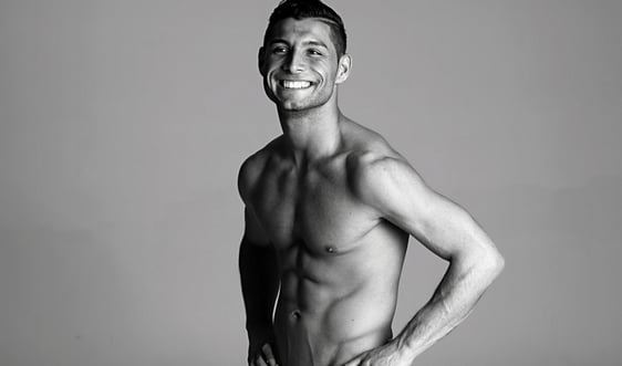 Professionelles Sportmodel und Fußball Freestyler Saki für Foto-Shootings und Sportkataloge