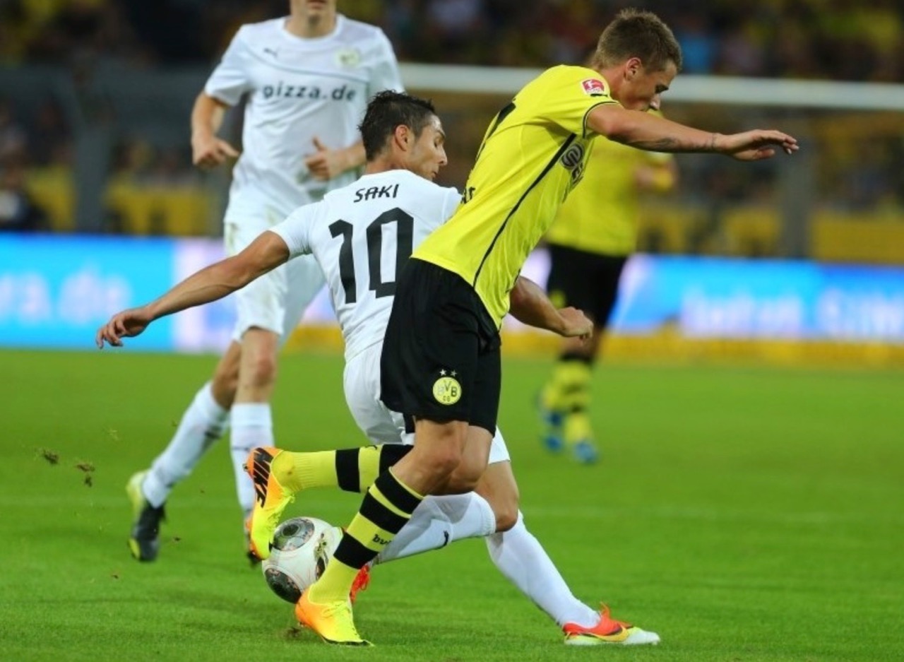 Saki erzielt 2013 ein Tor gegen Borussia Dortmund im Signal Iduna Park bei der SAT.1-Show